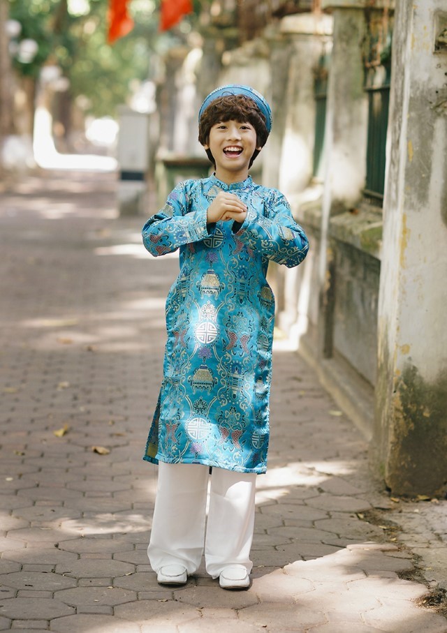 緑のアオザイを着たベトナム人の子供